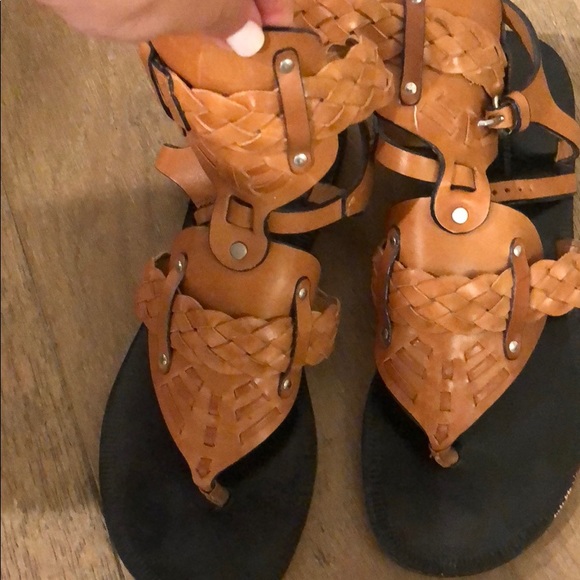 A tall brown sandal - Picture 1 of 4